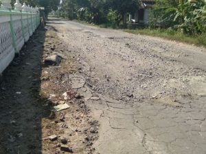Warga Tuding Truk Pasir Tambang Galian C Sungai Konto jadi Penyebab Rusaknya Jalan