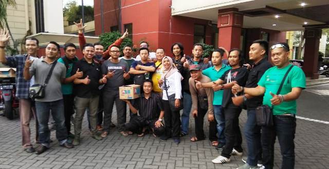 Wartawan Pokja DPRD Surabaya Bagi Takjil Gratis