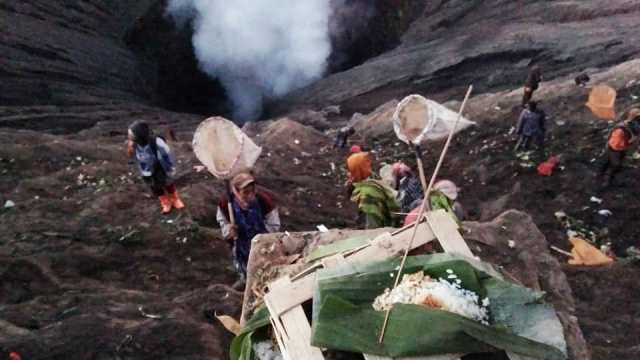 Yadnya Kasada Suku Tengger Lereng Gunung Bromo Tetap Jadi Pesona Wisatawan (Video)