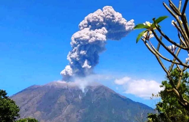 Gunung Agung Kembali Erupsi, Letusan Setinggi 2000 Meter