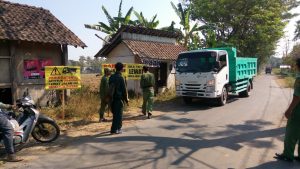 Khawatir Jalan Desa Rusak, Warga Kediri Pasang Plang Stop Dump Truck