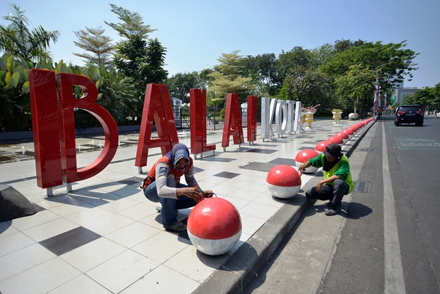 Sambut HUT RI ke 73, Kota Surabaya Bersolek Merah Putih