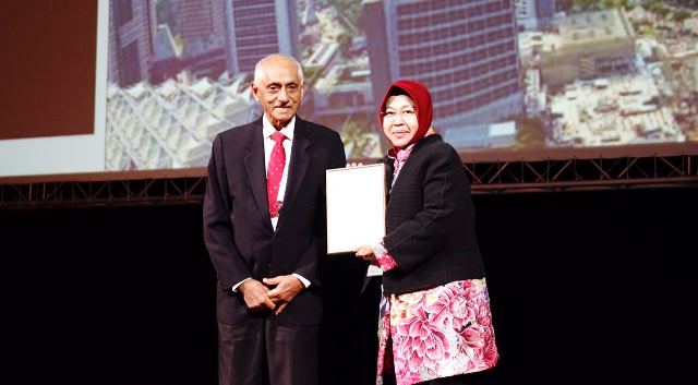Wali Kota Risma Terima Penghargaan Lee Kwan Yew untuk Kota Surabaya