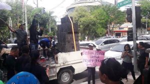 Driver Online Gelar Unjuk Rasa di DPRD Surabaya