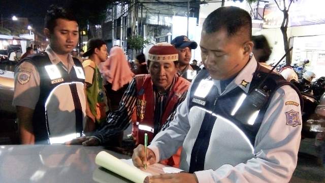 Dishub Kota Surabaya Tindak Jukir Nakal di Area “Mlaku-Mlaku nang Tunjungan”