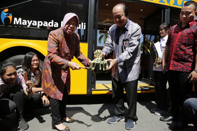 Pemkot Surabaya Terima Hibah 2 Bus Tingkat dan Beasiswa Pendidikan dari Bank Mayapada