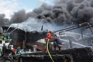Puluhan Kapal Ludes Terbakar di Pelabuhan Benoa, Pembasahan Masih Berlangsung