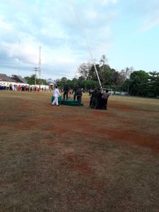 Tali Bendera Macet, Muspika Batulicin Rebahkan Tiang (Video)