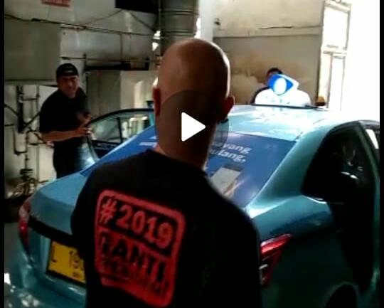 Dikepung Massa, Ahmad Dhani di Evakuasi Lewat Pintu Belakang Kitchen Room Hotel Elmi (Video)