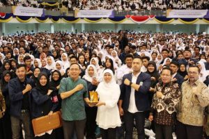Khofifah dan Rektor UNAIR Tutup Kegiatan Mahasiswa Baru 2018