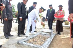 Pasca Upacara HUT RI ke 73, H. Sudian Noor Tabur Bunga ke Taman Makam Pahlawan