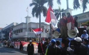 Massa Tolak Aksi #2019GantiPresiden Terus Kepung Keberadaan Ahmad Dhani (Video)