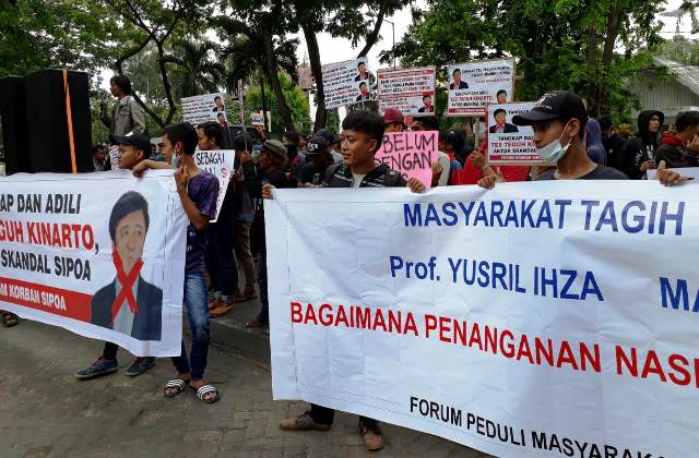 Tagih Janji Yusril Ihza Mahendra, Korban SIPOA Gelar Demo di PN Surabaya