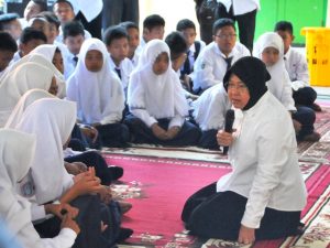 Motivasi Pelajar SMP Negeri 56 Surabaya, Risma: Batasi Main Gadget dan Game