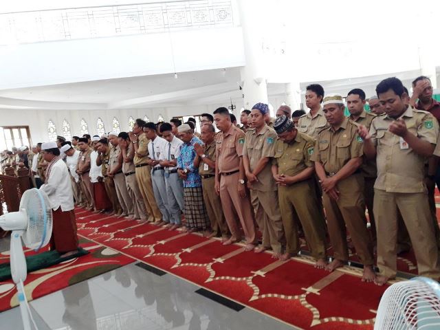 Orang Tua Plt Bupati Wafat, PNS Tanbu Gelar Sholat Ghoib di Masjid Agung Nurussalam Gunung Tinggi