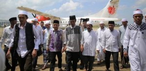 Sudian Noor Sambut Kedatangan Ustad Abdus Somad di Bandara Bersujud Batulicin