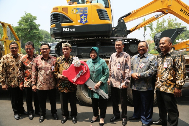 Pemkot Surabaya Terima Hibah Mobil Ambulance, Dump Truck dan Alat Berat