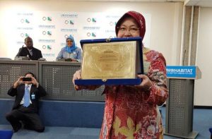 Terima Penghargaan Scroll of Honour Award, Wali Kota Risma: Saya Senang Bisa Berkontribusi
