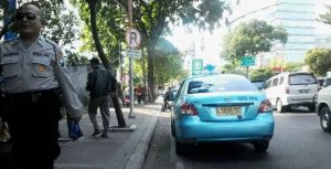 Berani Parkir Sembarangan di Surabaya, Dishub Langsung Kenakan Sanksi Tilang atau Derek