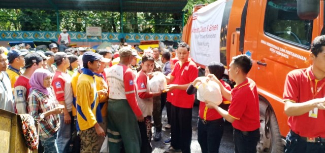 Apresiasi Pasukan Kuning, Alfamart Berikan Paket Sembako
