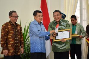 Pelindo III Terima Penghargaan Perusahaan Informatif dari KIP di Istana Wapres