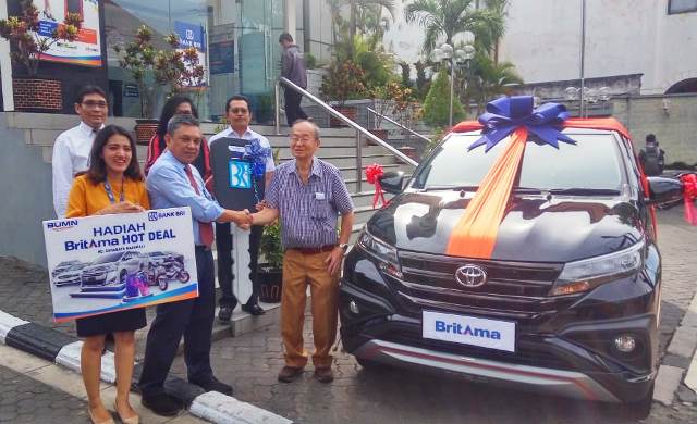 Hot Deal, BRI Serahkan Toyota Rush Pilihan Nasabah