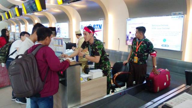 Petugas Bandara Internasional Juanda Layani Penumpang Dengan Kostum Pejuang