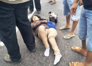 Lawan Arus, Pengendara R2 Tertabrak Mobil (Video)
