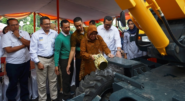 Pemkot Surabaya Terima Hibah Kendaraan Excavator dan Dum Truck Dari Bank Mandiri