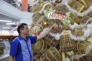 Pohon Natal Kurungan Ayam Hiasi Perpus UK Petra