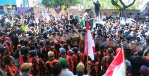 Ormas Bela NKRI Surabaya Hadang Mahasiswa Pro Papua Merdeka (Video)