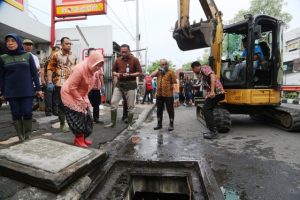 Curah Hujan di Surabaya Tinggi, Wali Kota Risma Pimpin Langsung Pengerukan Saluran