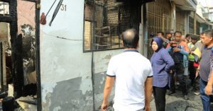 Tinjau Rumah dan Korban Kebakaran di Kapasan, Wali Kota Risma: Saya Akan Bantu