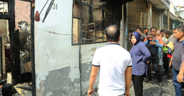 Tinjau Rumah dan Korban Kebakaran di Kapasan, Wali Kota Risma: Saya Akan Bantu