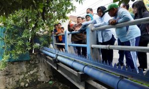 Tinjau Saluran Air di Kawasan Simo Hilir, Wali Kota Risma: Akan Ditinggikan dan Dilebarkan