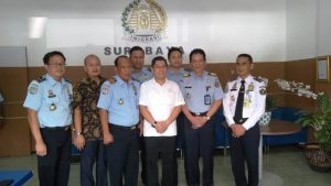 Adies Kadir Inspeksi Layanan Paspor di Kantor Imigrasi Khusus Kelas I Surabaya