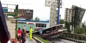 Baliho Besar Ambruk, Satlantas Polres Kediri Alihkan Arus di Simpang 3 Mengkreng