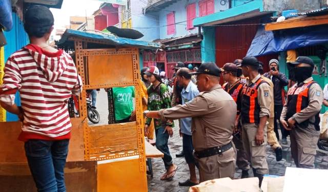 Pemkot Surabaya Tertibkan Pedagang Ikan di Jalan Panggung