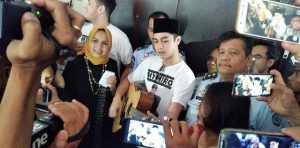 Jenguk Dhani, Al Gunakan Kaos My Hero dan Persembahkan Lagu