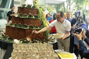 Tumpeng Semanggi Sambut Ulang Tahun ke 12 Mercure Grand Mirama