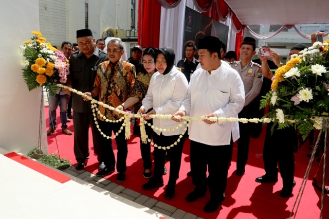 Bersama Unsur Pimpinan DPRD Surabaya, Wali Kota Risma Resmikan Masjid As-Sakinah