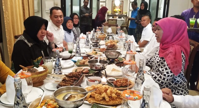 Jelang Pelantikan Sebagai Gubernur Jatim, Khofifah Makan Bareng Risma Wali Kota