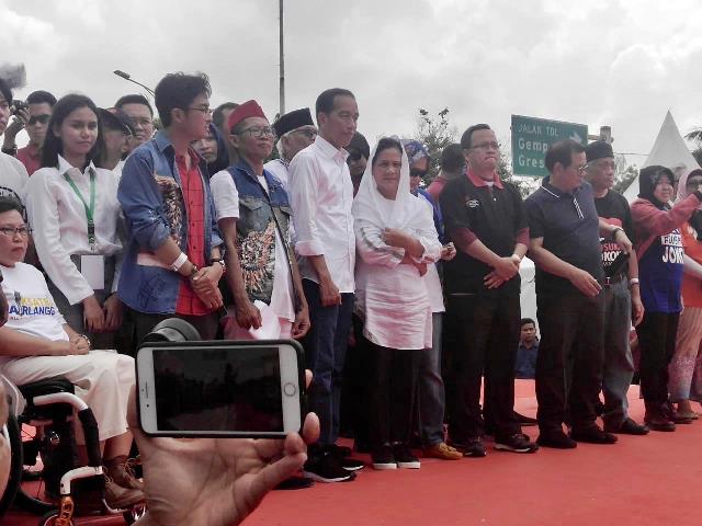 Jokowi Hadir di Deklarasi Alumni Jatim, Muncul Hashtag #CakJokowiWani