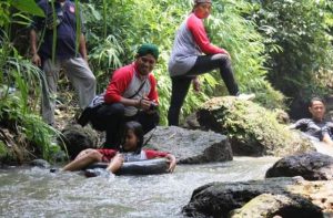 Bersihkan Aliran Sungai, Kades Keling Kediri Kerahkan Karang Taruna dan Warga