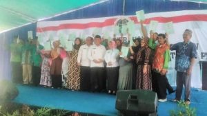Bagikan Sertifikat PTSL, Bupati Lamongan Puji Presiden Jokowi