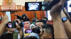 Terima Kue Ultah Anaknya, Ahmad Dhani Menangis di Ruang Sidang