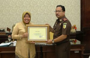 Setelah Kejari Surabaya, Wali Kota Risma juga Berikan Penghargaan Kejari Tanjung Perak