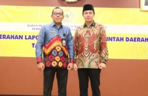 Bupati Tanbu Serahkan LKPD Pemkab ke Kepala BPK Perwakilan Kalsel