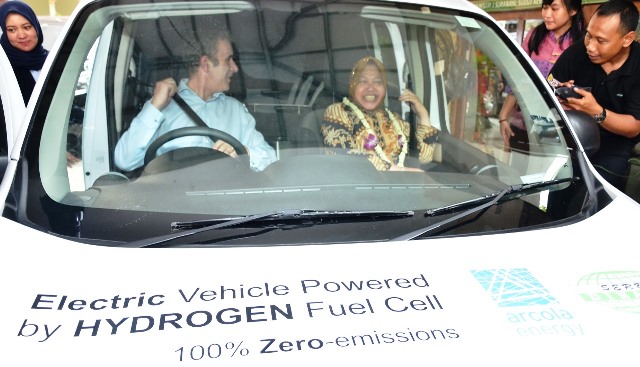 Dubes Inggris Kenalkan Mobil Hidrogen untuk Pelajar Kota Surabaya