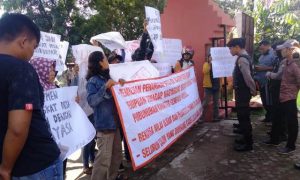 Desak Pembatalan Pelantikan Perangkat Desa, AMPD Gelar Aksi Demo